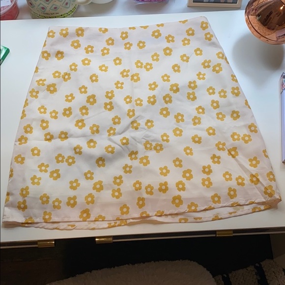 YELLOW FLORAL SHEIN MINI SKIRT - Picture 1 of 5